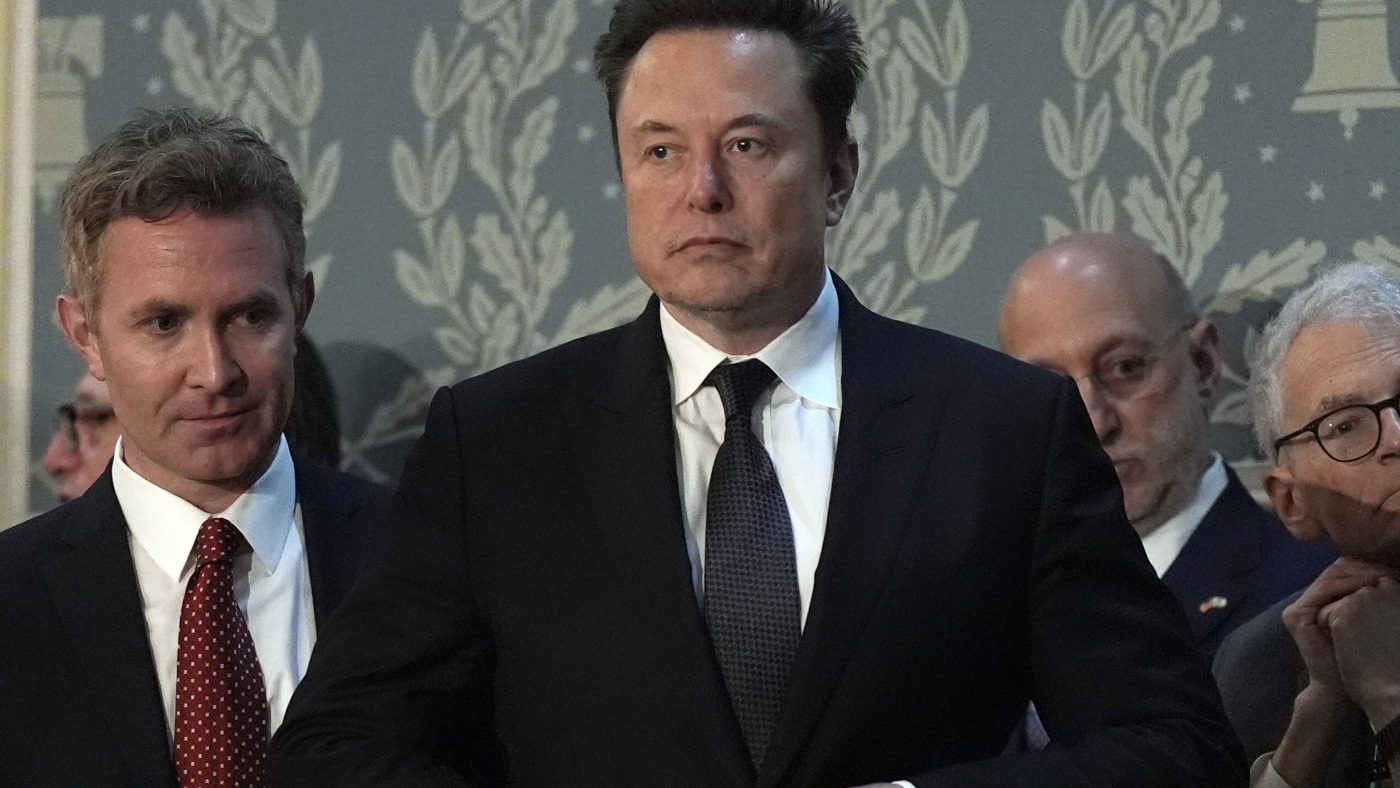 新记录显示，X案件的德克萨斯州法官在接受诉讼后并未出售其特斯拉股票