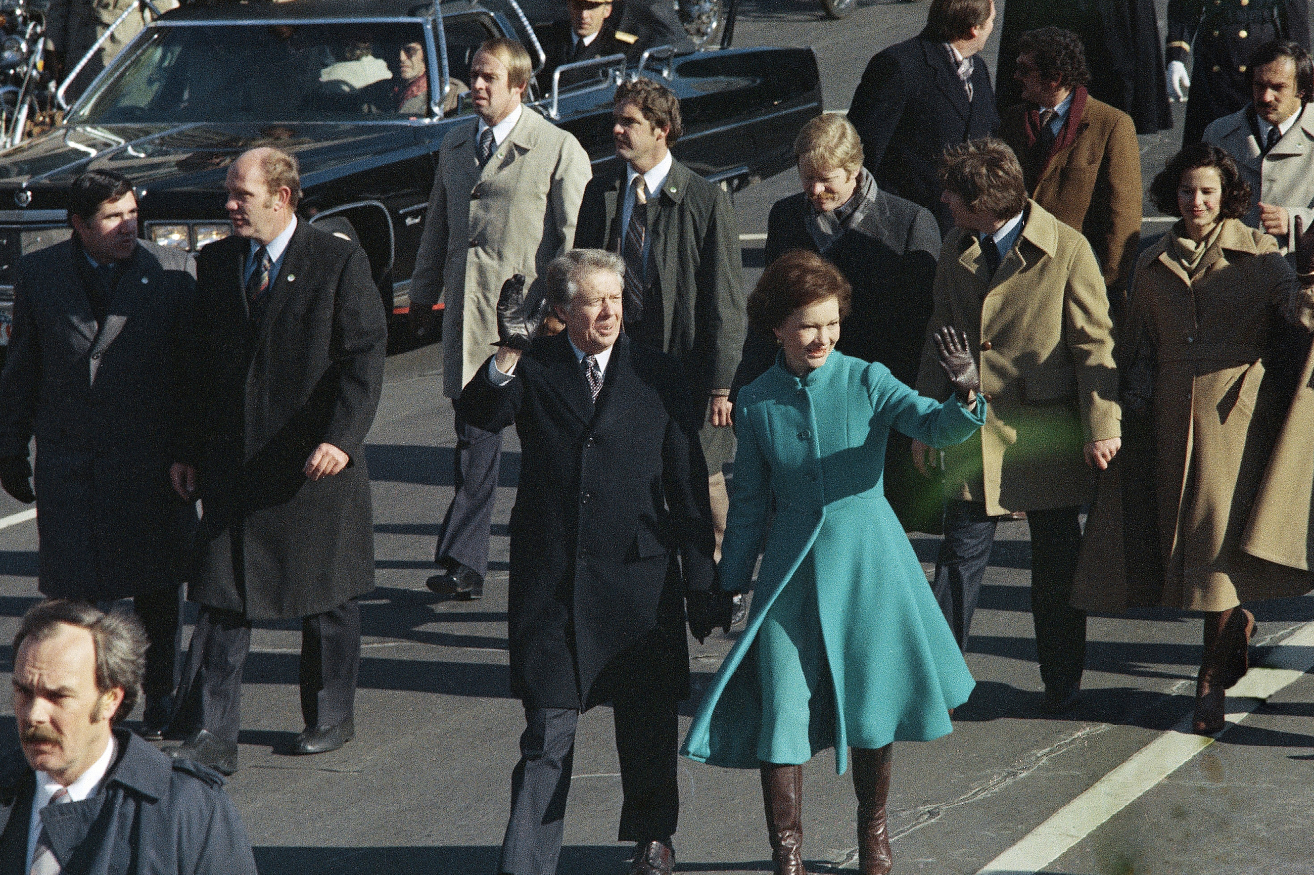 1977 年 1 月 20 日,卡特在华盛顿特区宣誓就任美国第 39 任总统后,吉米·卡特和第一夫人罗莎琳·卡特走在宾夕法尼亚大道上