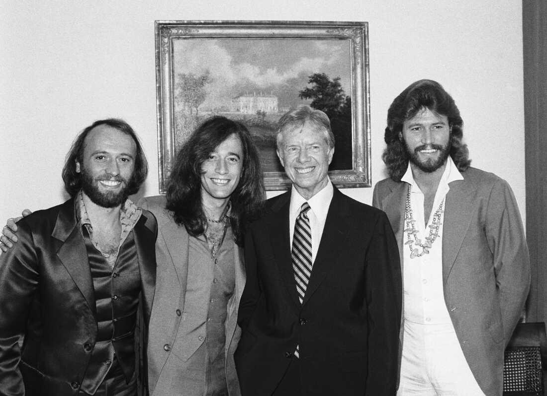 1979 年 9 月 24 日：著名摇滚乐队 Bee Gees — (LR) Maurice、Robin 和 Barry — 在白宫拜访卡特总统。