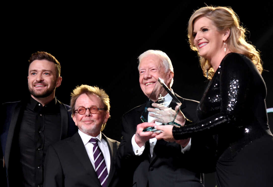 2015 年 11 月 2 日：贾斯汀·汀布莱克 (Justin Timberlake)、ASCAP 总裁兼董事会主席保罗·威廉姆斯 (Paul Williams) 以及总裁吉米·卡特 (Jimmy Carter) 在第 53 届年度 ASCAP 乡村音乐奖颁奖典礼上向 Trisha Yearwood (R) 颁发音乐之声奖田纳西州纳什维尔的 Omni 酒店。