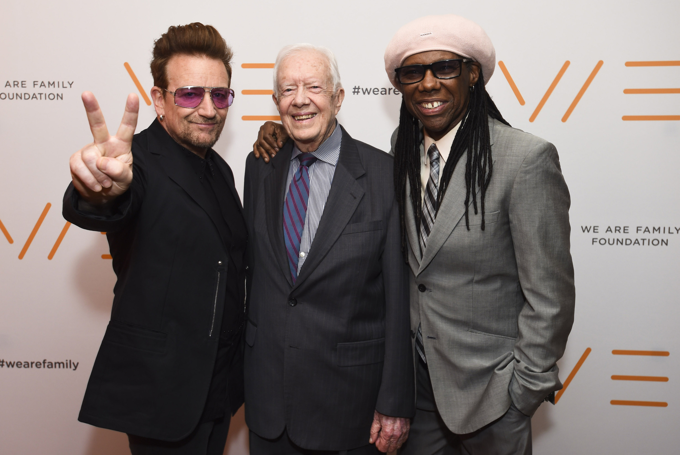 2016年4月29日：U2歌手波诺、前总统吉米·卡特和WAFF联合创始人尼罗·罗杰斯出席在纽约举行的We Are Family Foundation 2016年庆典晚会。