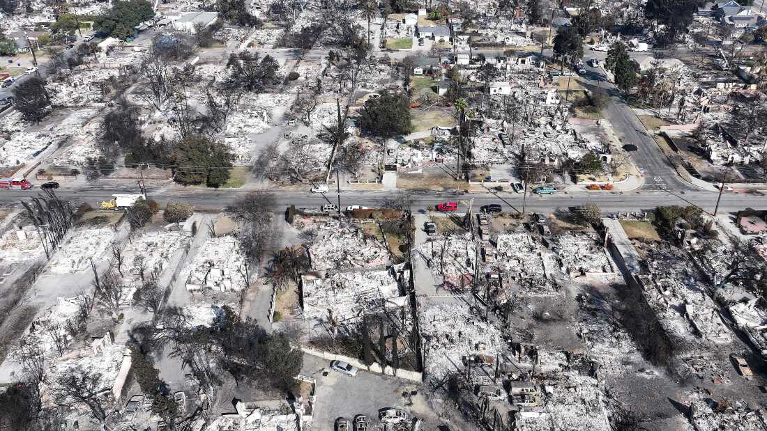 2025年1月19日在加利福尼亚州阿尔塔德纳（Altadena）的伊顿大火（Eaton Fire）燃烧的房屋的鸟瞰图。