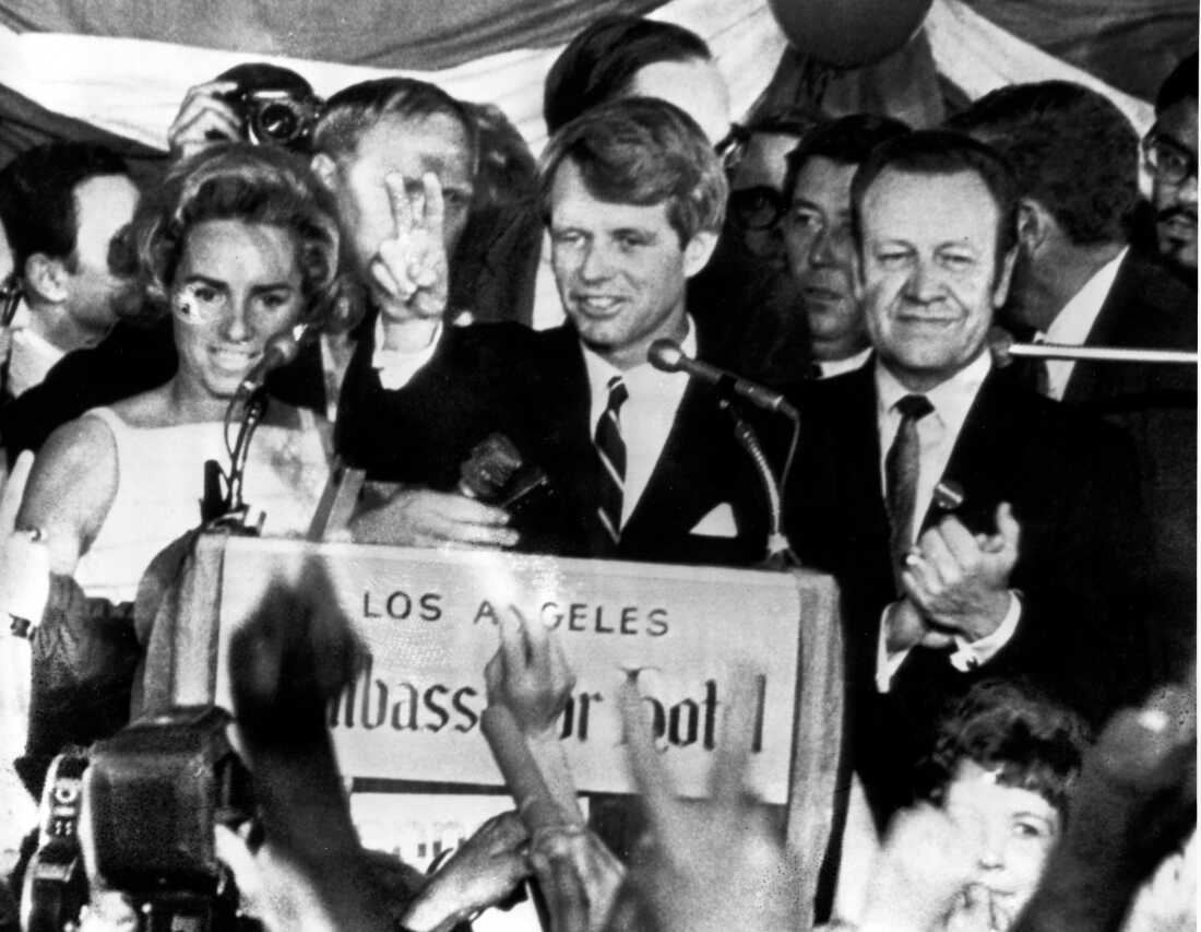 纽约民主党参议员罗伯特·肯尼迪（Robert F. Kennedy）于1968年6月5日在洛杉矶的大使酒店对竞选工人讲话。发表简短的演讲后，肯尼迪在相邻的房间里被致命地枪杀。