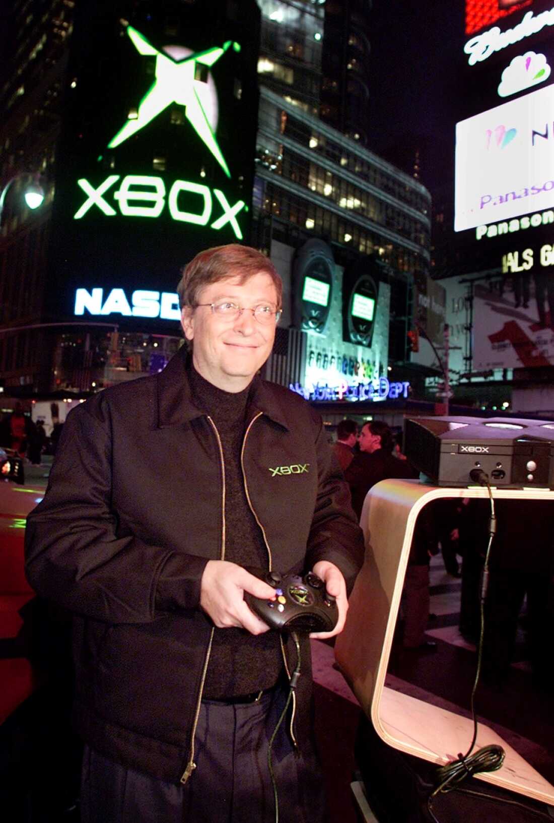 比尔·盖茨(Bill Gates)在2001年Xbox发行的原始Xbox发行之前,位于纽约时代平方英尺。
