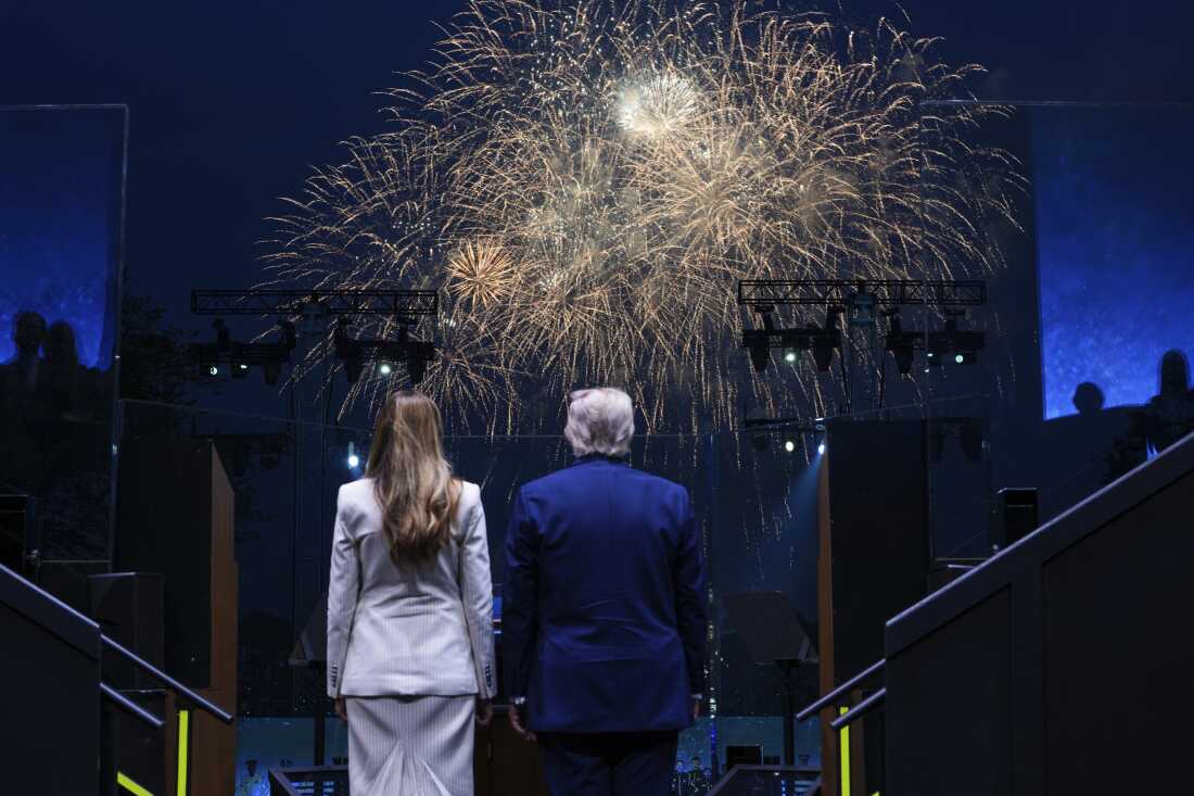 特朗普总统和第一夫人梅拉尼亚·特朗普（Melania Trump）在游行之后观看烟花，以纪念陆军成立250周年。