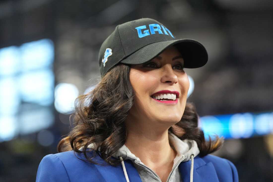 密歇根州州长格蕾琴·惠特默（Gretchen Whitmer）在2024年1月21日在底特律的NFC分区季后赛和坦帕湾海盗之间的NFC分区季后赛比赛中见过。惠特默（Whitmer）在过去一年的状态下，宣布了一项计划，以促进获得大学和培训计划的访问。