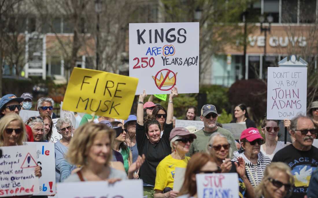 一名抗议者提出了标语，读着“国王是如此250年前！” 4月19日，人群聚集在“无国王”民主集会上。 