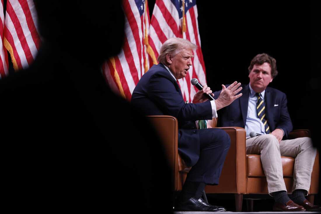 特朗普总统和塔克·卡尔森（Tucker Carlson）在2024年10月31日在亚利桑那州凤凰城举行的竞选活动中发表讲话。