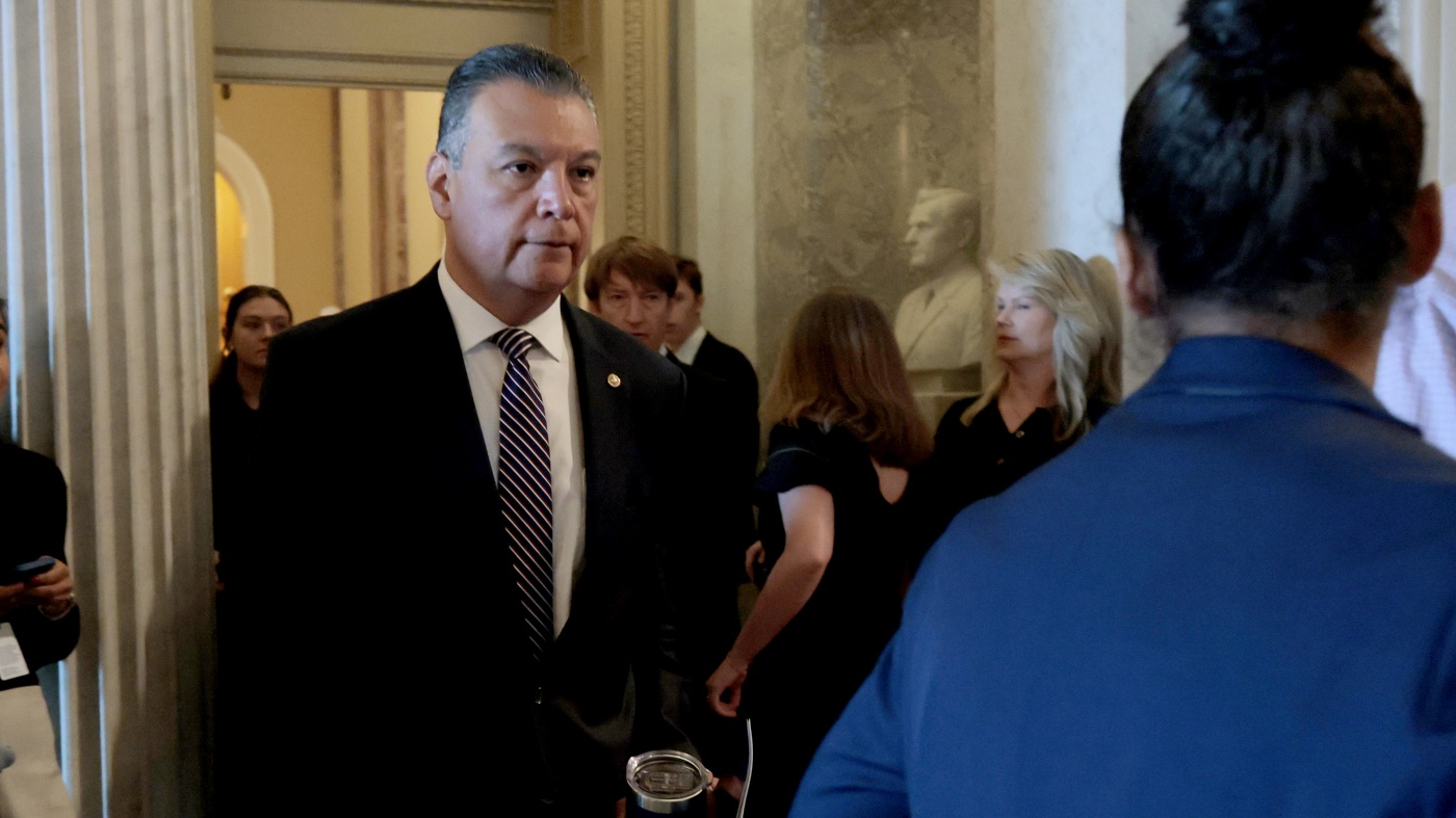 亚历克斯·帕迪拉（Alex Padilla