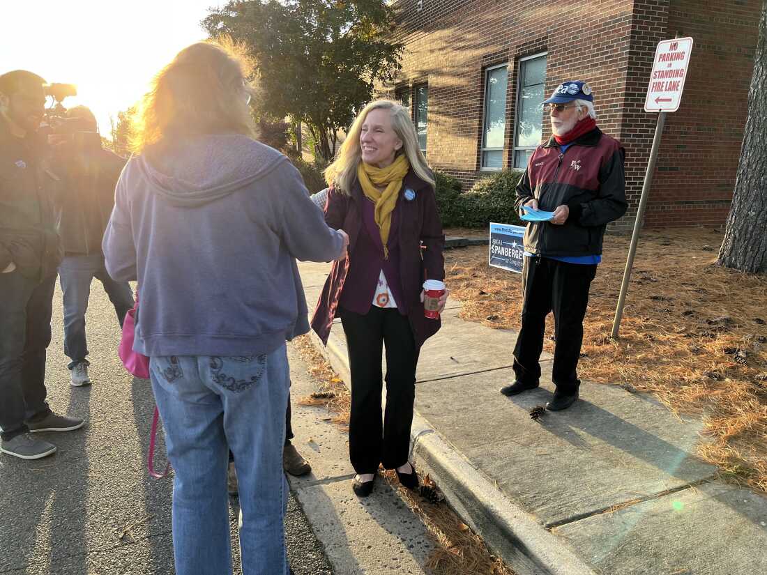 阿比盖尔·斯潘伯格（Abigail Spanberger）是弗吉尼亚州州长的民主候选人。