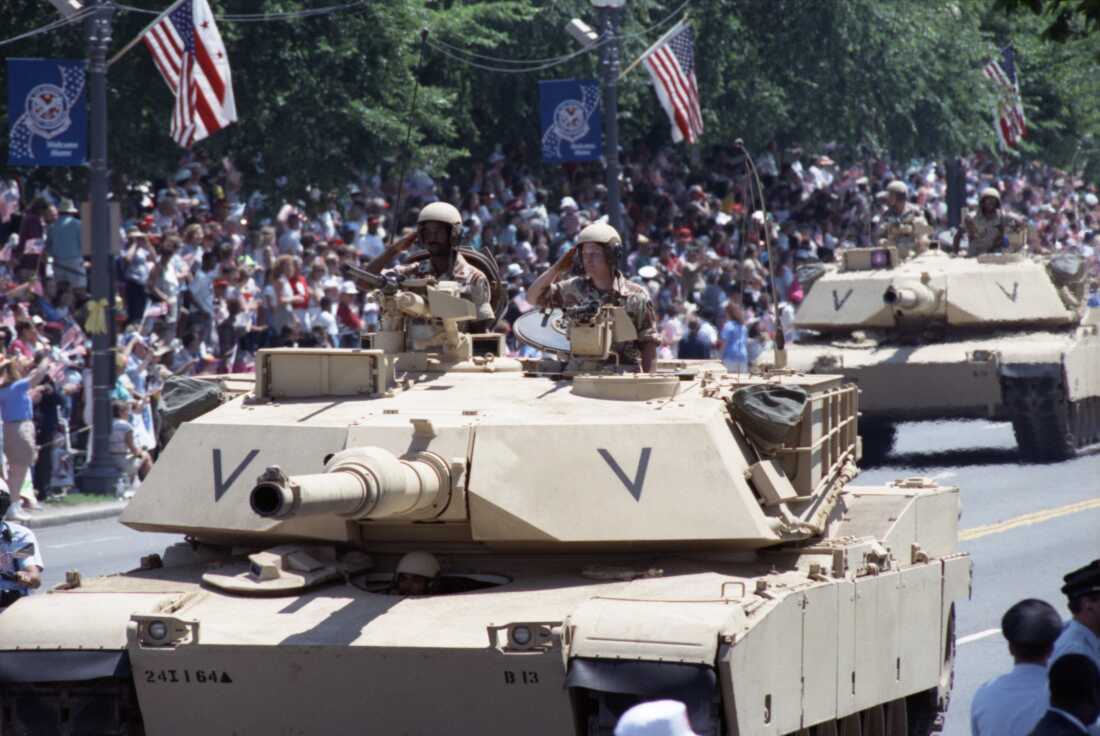 M1A1艾布拉姆斯坦克（Abrams Tanks）游行在宪法大道上进行。在美国首都的一次胜利游行中，以纪念在海湾战争中服役的部队。
