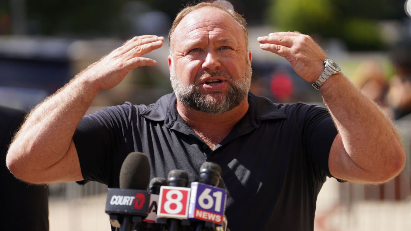 阴谋理论家亚历克斯·琼斯（Alex Jones）被指控向桑迪·胡克（Sandy Hook）家庭藏起来