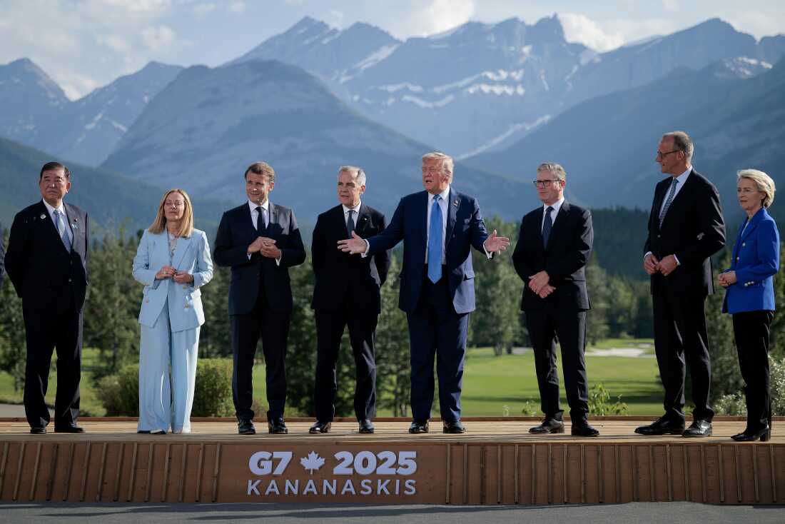 President Trump talks to reporters on June 16, 2025, in Kananaskis, Alberta, Canada, during a 'family photo with G7 leaders (LR) Japanese Prime Minister Shigeru Ishiba, Italian Prime Minister Giorgia Meloni, French President Emmanuel Macron, Canadian Prime Minister Mark Carney, Trump, British Prime Minister Keir Starmer, German Chancellor Friedrich Merz, and European Union Commission President Ursula von der莱恩。