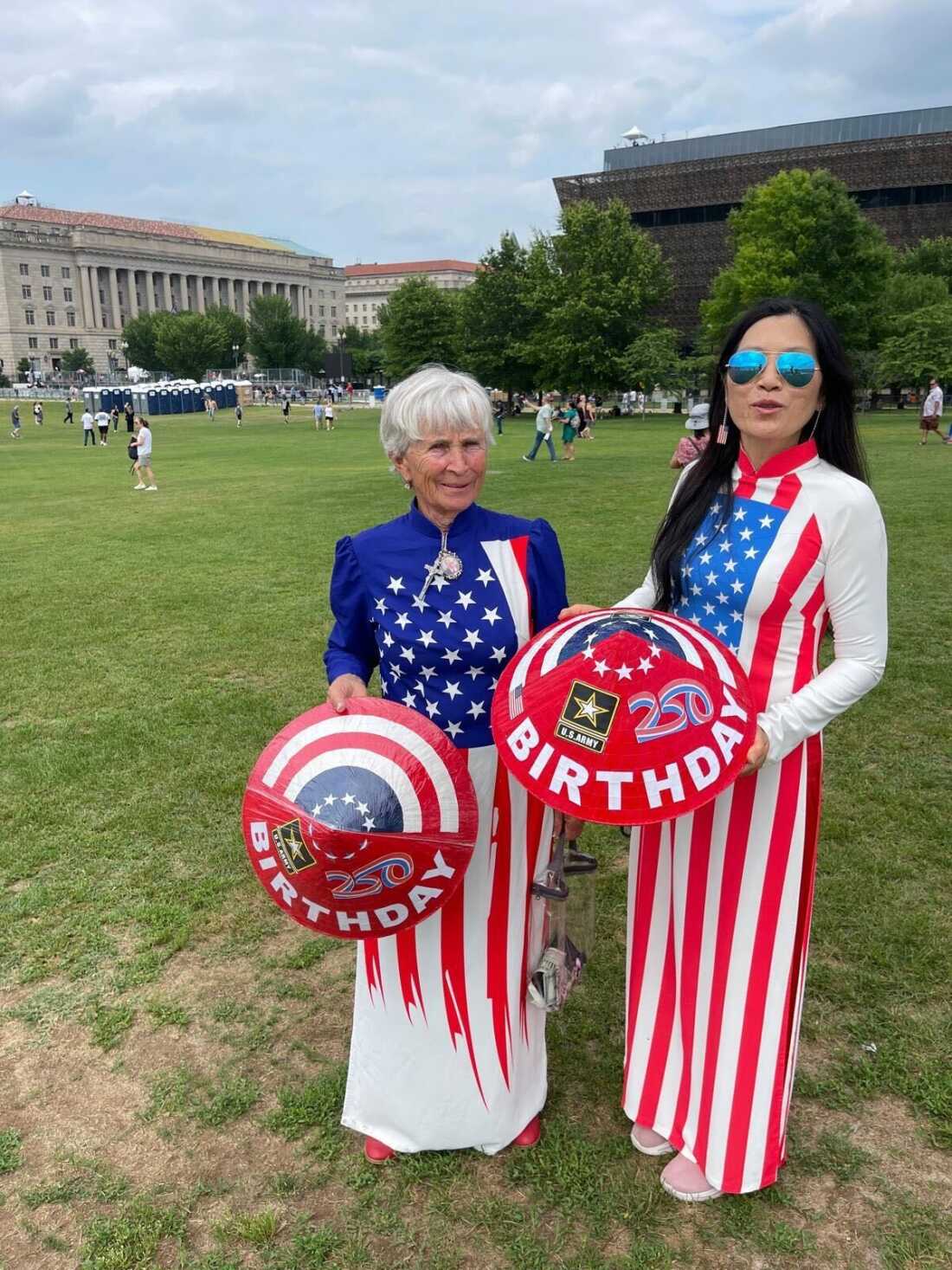 朱莉安娜·巴洛（Julianna Balogh）（左）和金·恩吉恩（Kim Nguyen）（右）是唐纳德·特朗普（Donald Trump）超级粉丝，他们分别从阿肯色州和加利福尼亚旅行参加军事游行。 Ngyuen说，她的父亲在越南南部的美国陆军服役，她于1991年来到美国。 