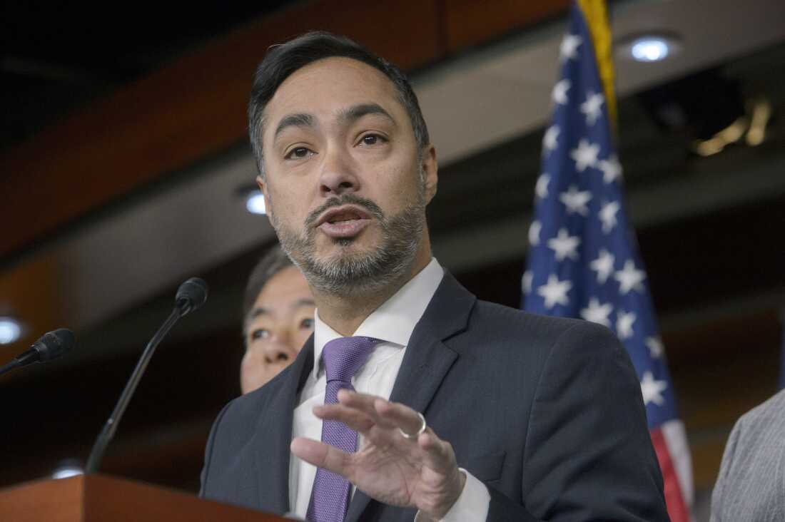 D-Texas的众议员Joaquin Castro于1月23日在华盛顿在国会大厦发表讲话。