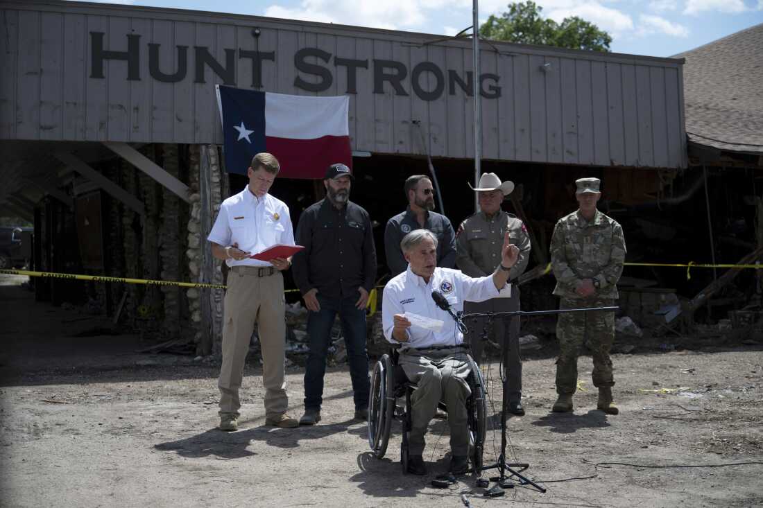 德克萨斯州州长格雷格·雅培（Greg Abbott）在德克萨斯州亨特（Hunt）的洪水泛滥之后，在7月8日星期二的新闻发布会上发表讲话。