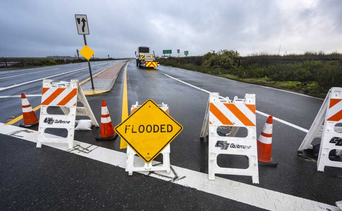 一条加利福尼亚的道路因洪水而封锁。