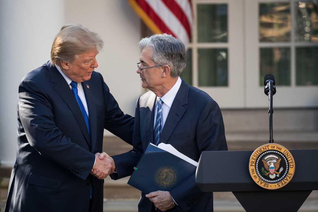 特朗普总统提名杰罗姆·鲍威尔（Jerome Powell）在他的第一任期内领导美联储。在图片中，他在2017年11月2日在白宫玫瑰园举行的提名的新闻发布会上与鲍威尔握手。