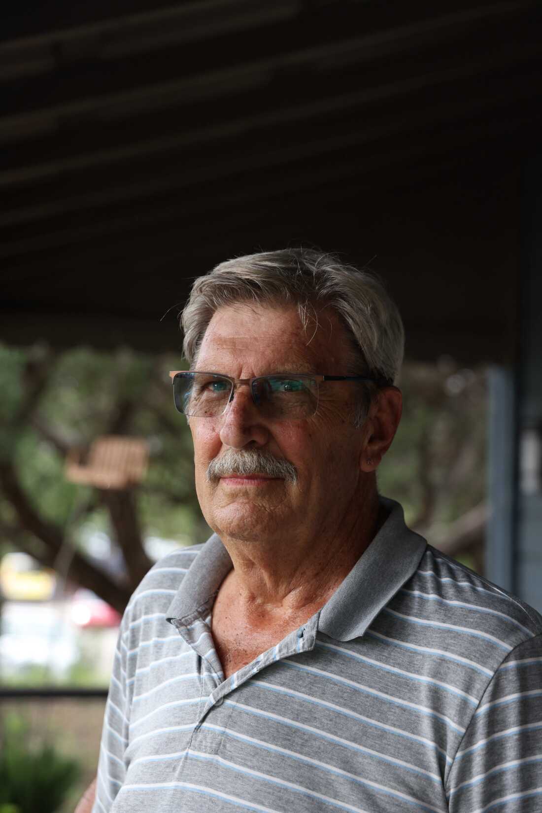 77岁的吉姆·维纳布尔（Jim Venable）是德克萨斯州温伯利（Wimberley TX。）的建筑校长，在温贝利游客中心（Wimberley Visitor Center）于2025年7月9日在肖像中饰演。根据国家水预测服务局的数据，2015年，布兰科河在德克萨斯州的温伯利达到了44.9英尺。洪水炸死13人，人，摧毁了近400栋房屋，并推翻了数百棵高耸的柏树。凯蒂·海斯·卢克（Katie Hayes Luke）