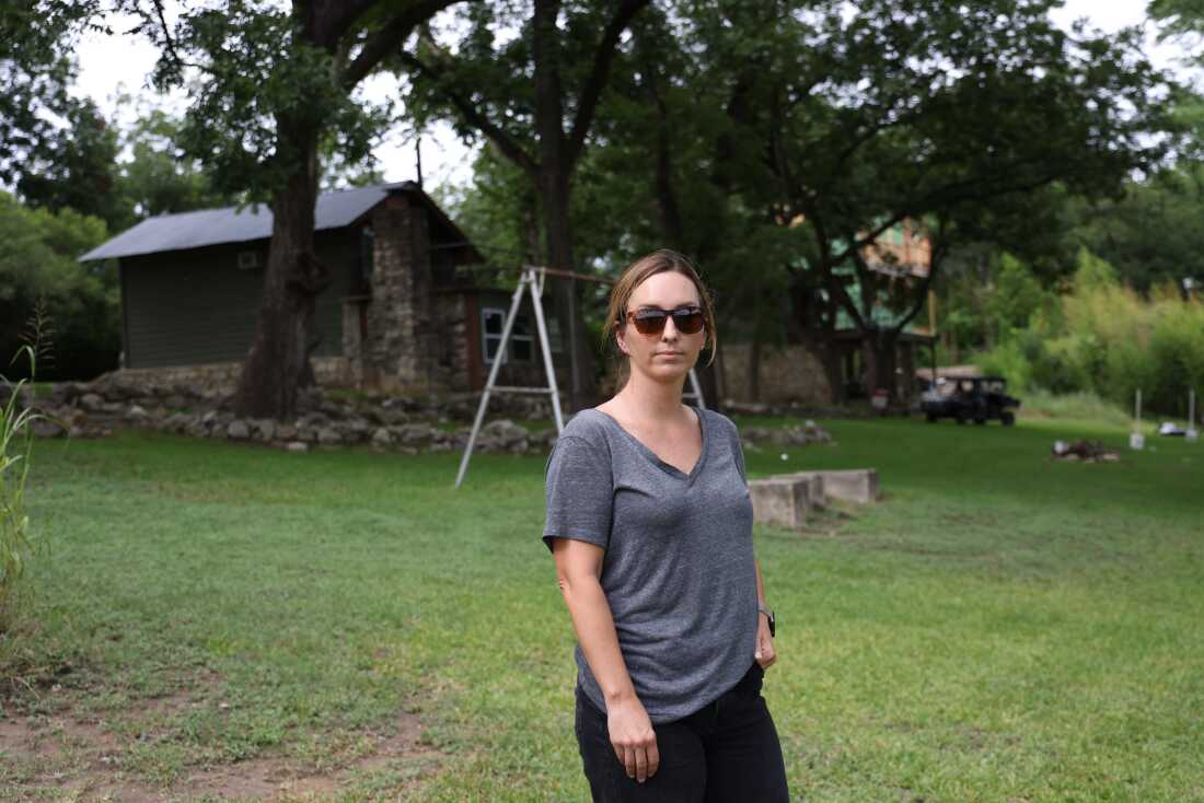 Water's Point Resort的共同所有人Natalie Meeks表示，他们正在建造这座建筑物比该地区最新的洪水地图高三英尺。在2015年的洪水期间，大约100位客人住在该物业。温柔的人看到水比普通的洪水事件高，并且能够撤离所有客人。在洪水的高处，背景中看到的小屋在水下20英尺。在德克萨斯州温伯利的2025年阵亡将士纪念日洪水泛滥后的十年之后，在建设过程中，水上的点胜地替换了2015年洪水期间将丢失的物业上的最后一个小屋。米克斯（Meeks）说，尽管他们能够慢慢重建，但她仍然为自己的财产损失了约75棵树。根据国家水预测服务局的数据，2015年，布兰科河在德克萨斯州的温伯利达到了44.9英尺。洪水炸死13人，人，摧毁了近400栋房屋，并推翻了数百棵高耸的柏树。根据国家水预测服务局的数据，凯蒂·海斯·卢克（Katie Hayes Luke）的NPRIN 2015年，布兰科河（Blanco River）在德克萨斯州温伯利（Wimberley）达到了44.9英尺的纪录。洪水炸死13人，人，摧毁了近400栋房屋，并推翻了数百棵高耸的柏树。凯蒂·海斯·卢克（Katie Hayes Luke）