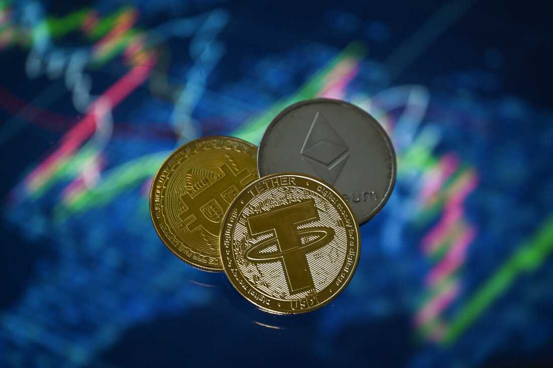 插图图片显示了镀金的纪念品系链球菌，以及加密货币比特币和以太坊硬币的代表。