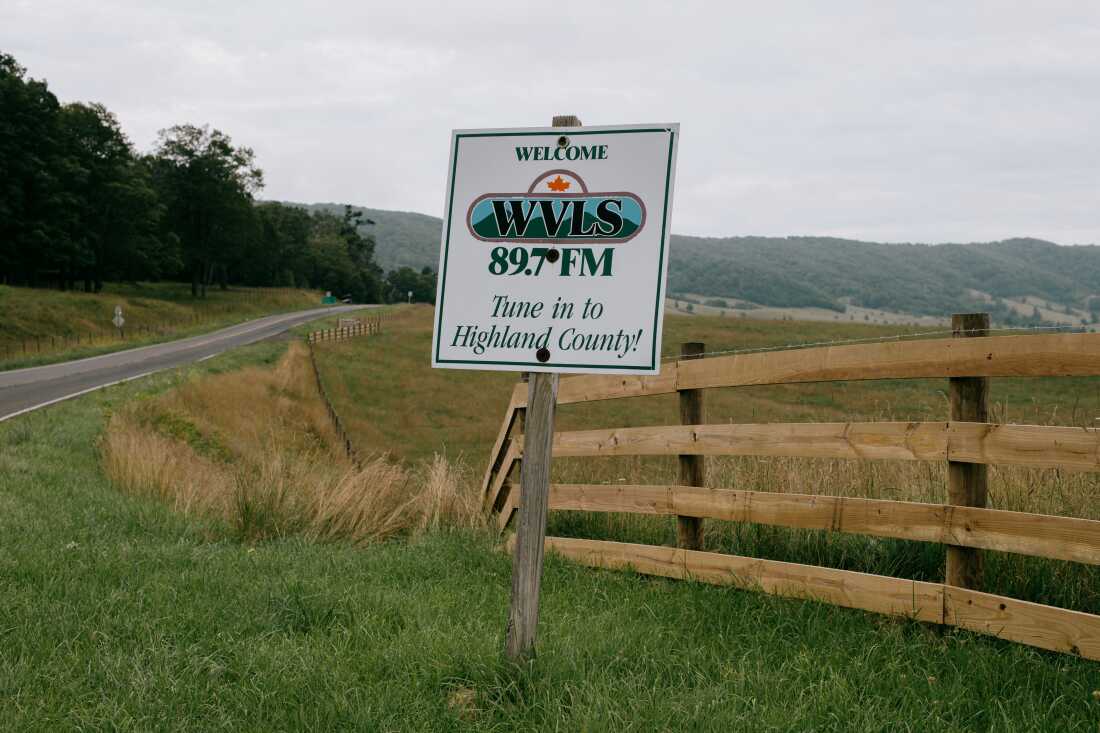 Allegheny Mountain Radio的WVLS 89.7 FM的标志沿美国250号公路，位于弗吉尼亚州的Hightown，这是一个小镇，位于2025年7月18日星期五，位于弗吉尼亚州蒙特雷的一个小镇，位于山谷中。
