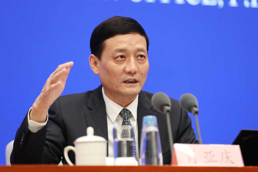 中国当时的工业部长小雅奎（Yaqing）参加了2021年3月1日在北京举行的国务院新闻发布会。