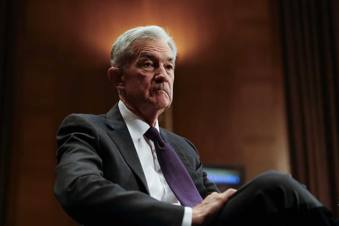 这张照片显示美联储椅子杰罗姆·鲍威尔（Jerome Powell）穿着深色西装并坐着。