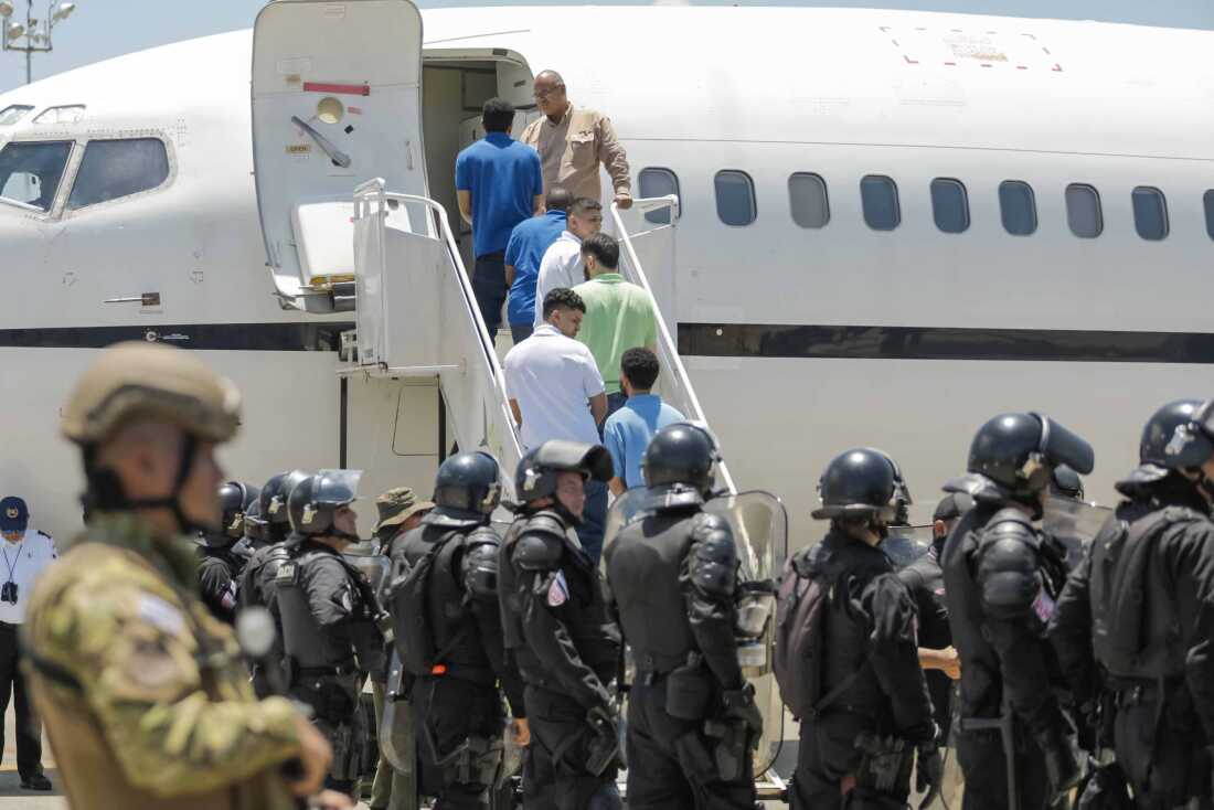 美国被指控属于特伦德·阿拉瓜（Tren de Aragua）犯罪团伙的委内瑞拉移民被从萨尔瓦多的恐怖主义监禁中心（CECOT）转移，然后于2025年7月18日在萨尔瓦多的拉帕兹（La Paz）遣返加拉加斯。