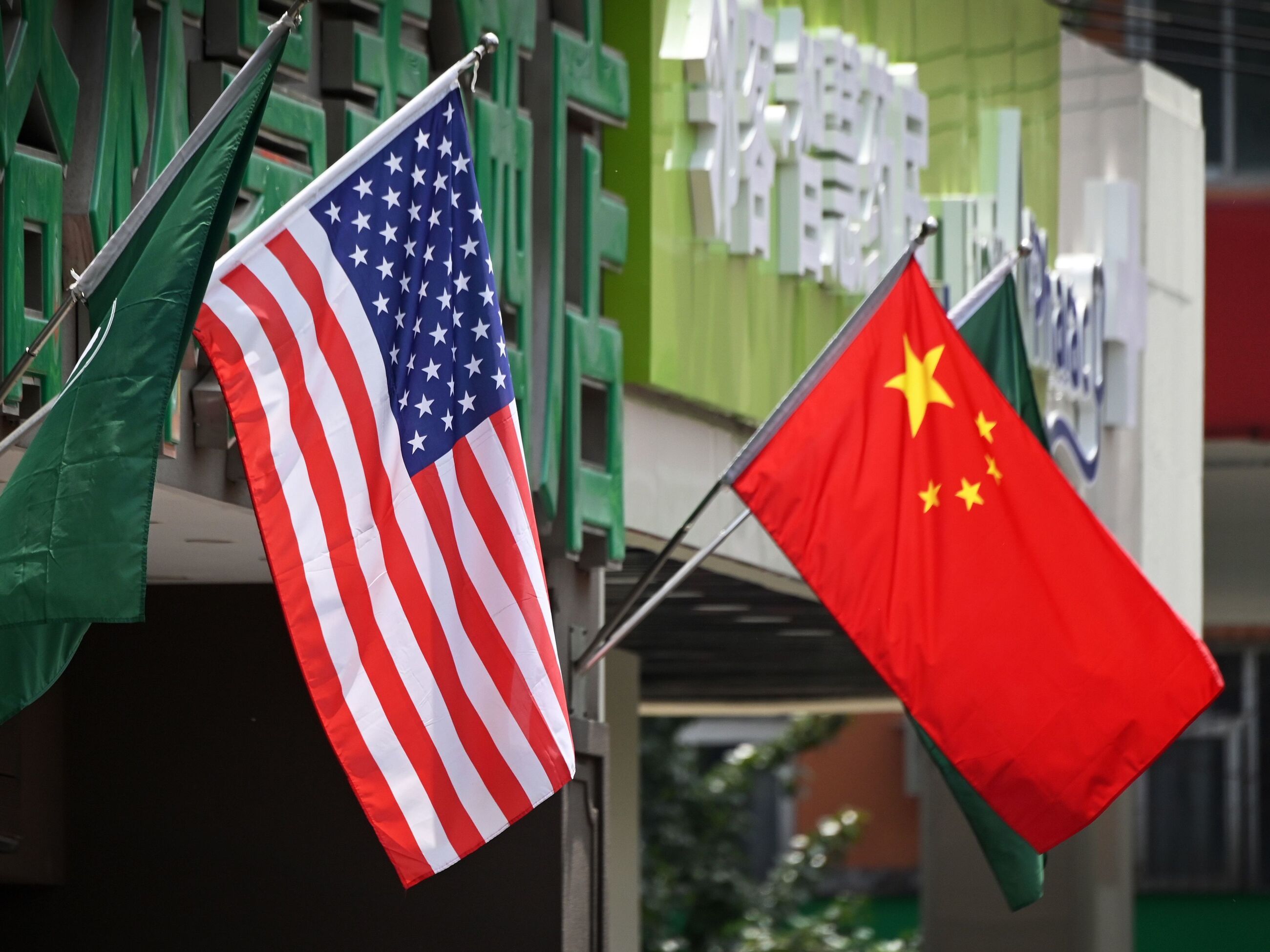 2019年5月14日,美国(L)和中国国旗在北京的一家酒店外面展出。