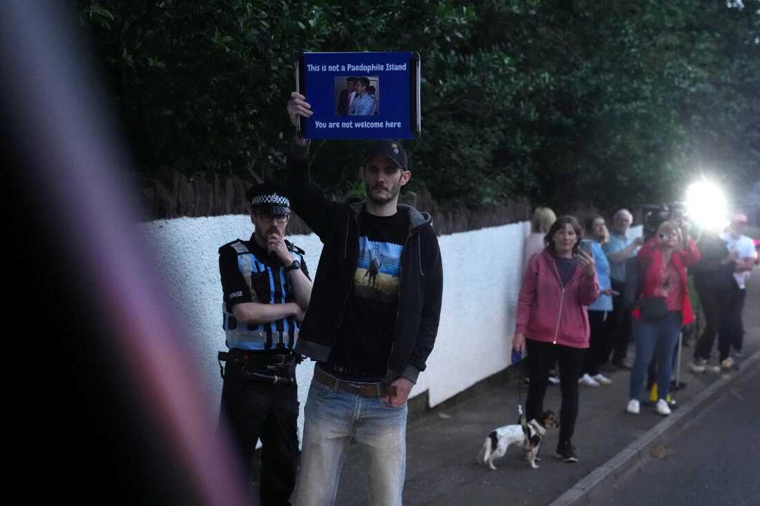 当地人举行抗议标志，特朗普总统的车队于2025年7月25日在英国普雷斯特威克（Prestwick）前往Turnberry高尔夫球场。