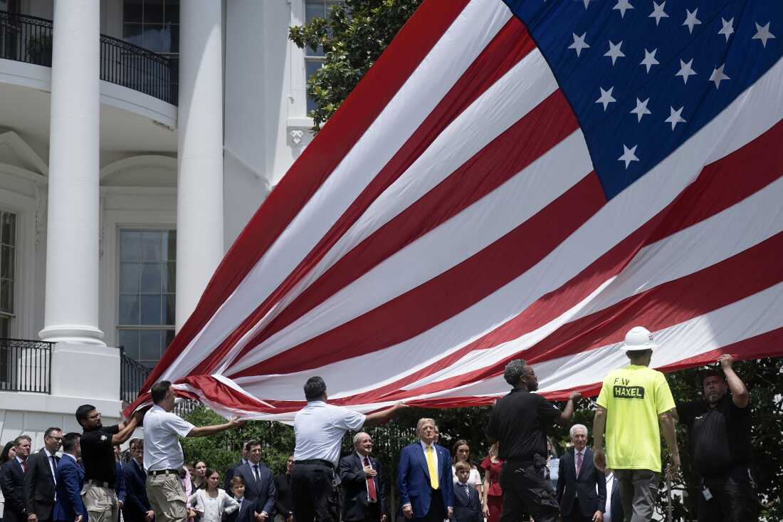 特朗普总统在2025年6月18日在白宫南草坪上的新旗杆上抬起国旗。