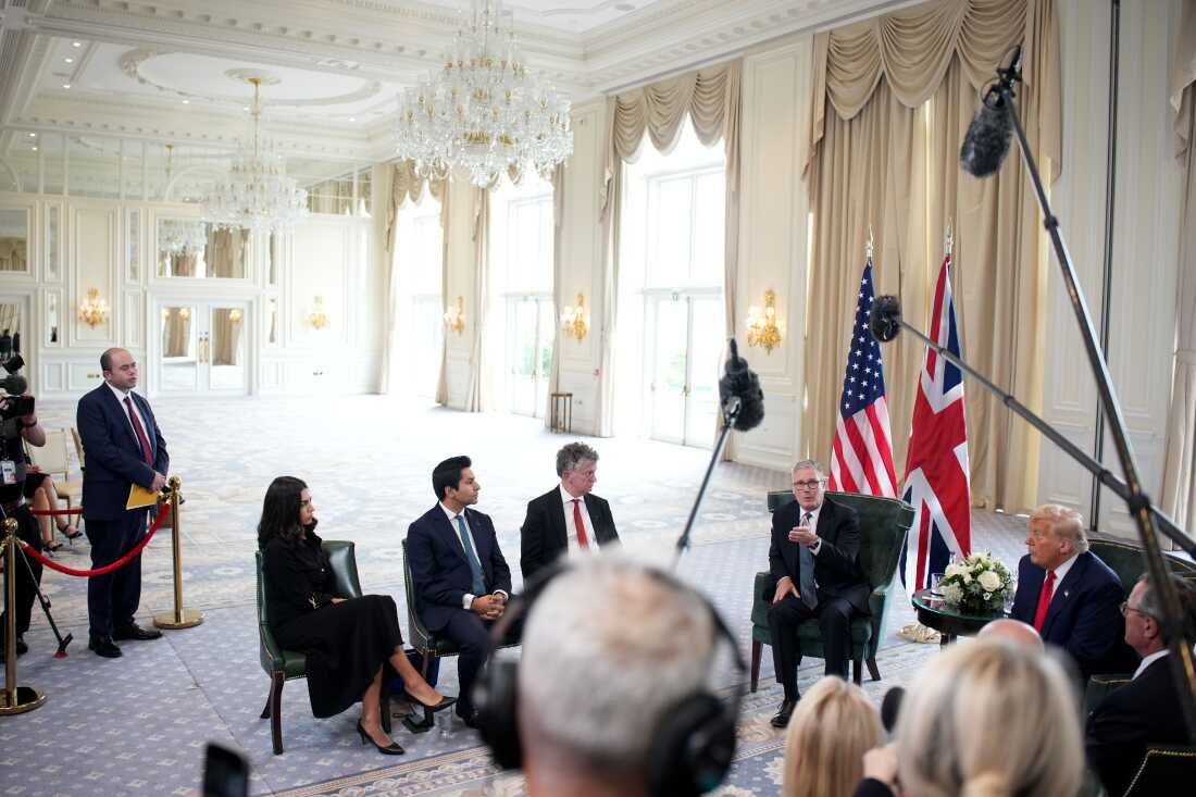 特朗普总统和英国首相凯尔·斯泰默（Keir Starmer）于2005年7月28日在特朗普苏格兰特朗普高尔夫球场的宴会厅举行。