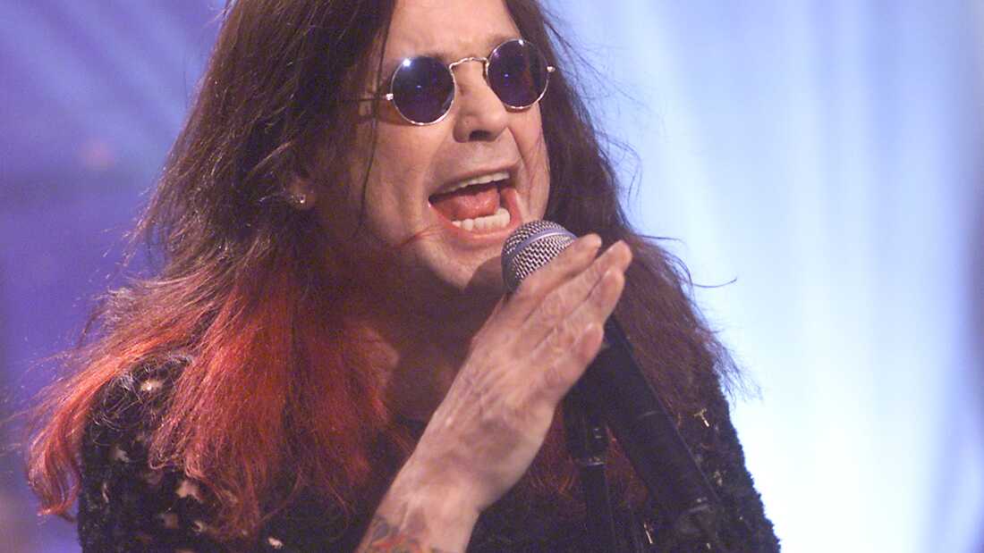 奥兹·奥斯本（Ozzy Osbourne）在加利福尼亚州洛杉矶的NBC Studios上的“与杰伊·莱诺（Jay Leno）的今晚秀”上。 2001年10月12日。凯文·温特（Kevin Winter）/盖蒂（Getty Images）的照片。