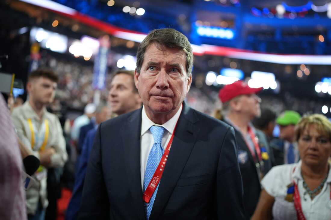 田纳西州的共和党参议员比尔·哈格蒂（Bill Hagerty）参加了密尔沃基（Milwaukee）的Fiserv论坛的2024年共和党全国代表大会。 6月，哈格蒂（Hagerty）重新引入了一项参议院法案，呼吁所有非公民被排除在分配罪名之外。
