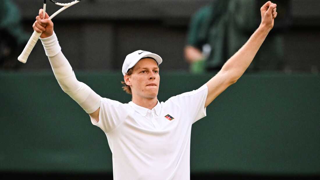 意大利的詹妮克·辛纳（Jannik Sinner）周日在伦敦西南部温布尔登（Wimbledon）对西班牙的卡洛斯·阿尔卡拉兹（Carlos Alcaraz）胜利后庆祝。