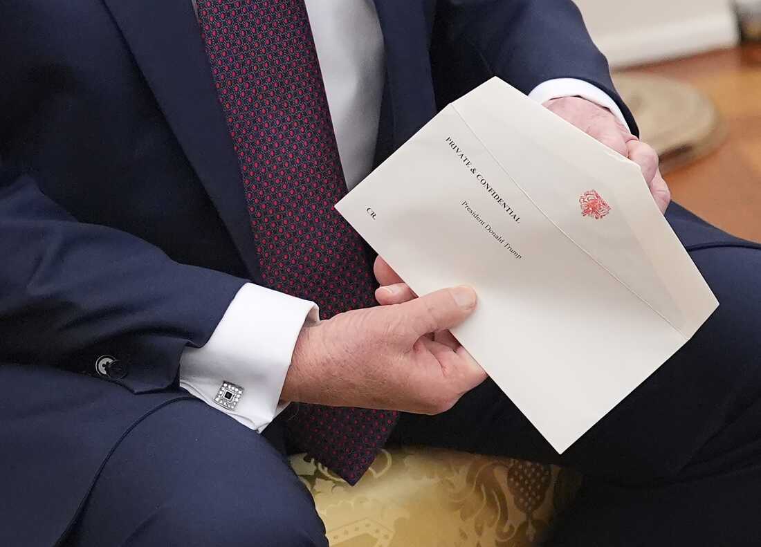 特朗普总统在2月27日在白宫举行的一次会议上，由英国首相凯尔·斯泰默（Keir Starmer）给他的查尔斯三世国王的来信。