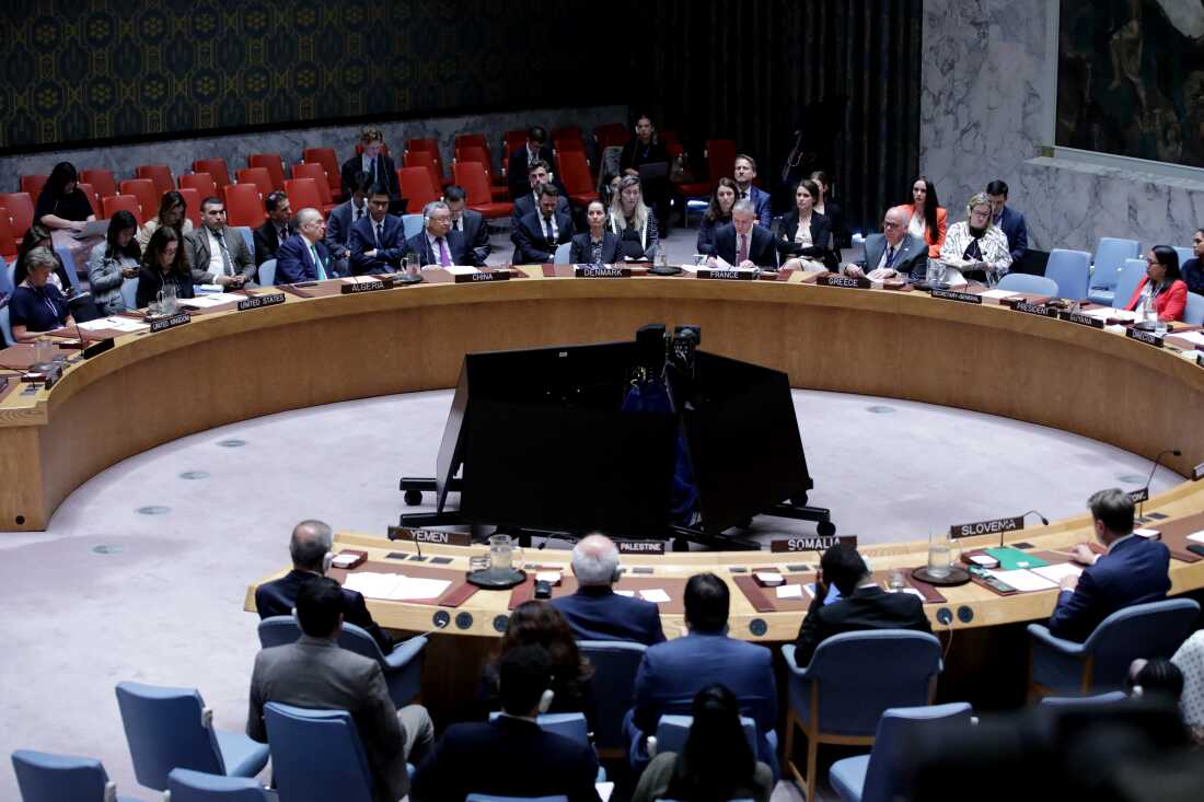 联合国安全理事会成员在决议上投票时，围坐在一张大型马蹄形桌子旁边。