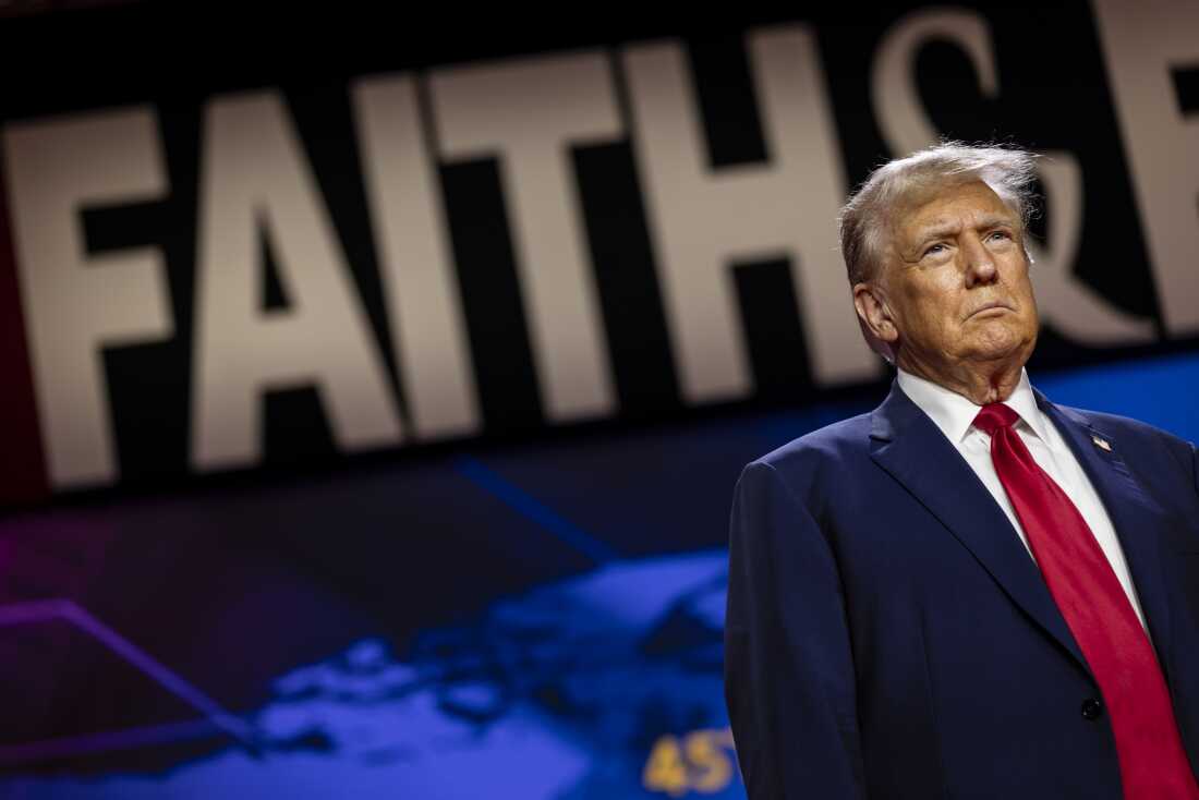 当时的总统候选人唐纳德·特朗普（Donald Trump）在舞台上行走，在2024年6月的《信仰与自由联盟通往多数政策大会》会议上发表主题演讲。