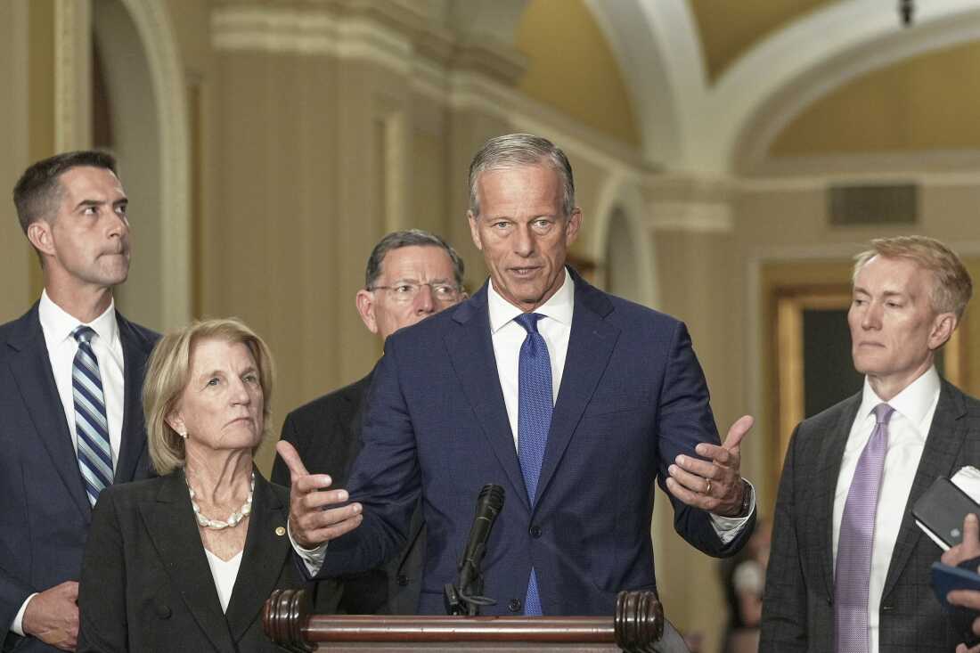 参议员多数党领袖约翰·图恩（John Thune），卢比（Rs.D.