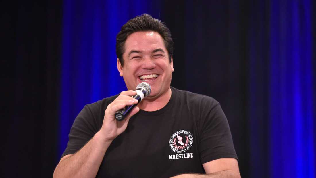 “超人”衍生电视演员迪恩·凯恩（Dean Cain）在芝加哥的一次会议上。这位演员在周三分享了Instagram帖子，介绍了他的计划加入ICE，并敦促他的追随者也加入。