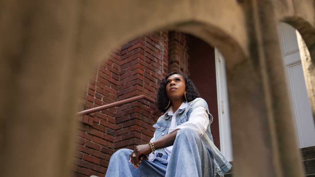 大弗里迪亚（Big Freedia）于2025年7月15日在新奥尔良的滨海艺术中心工作室外的台阶上进行。