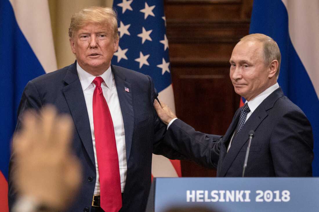 特朗普总统和俄罗斯总统弗拉基米尔·普京（Vladimir Putin）在2018年7月16日在芬兰赫尔辛基举行的联合新闻发布会上握手。