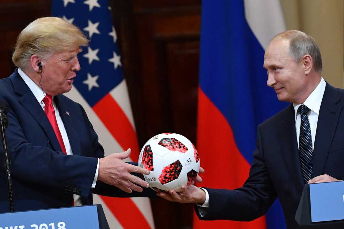 俄罗斯总统弗拉基米尔·普京（Vladimir Putin）于2018年7月16日在芬兰赫尔辛基举行的联合新闻发布会上向特朗普总统提供了2018年世界杯球。