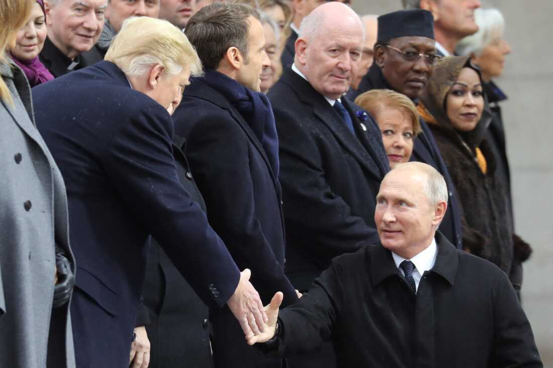 俄罗斯总统弗拉基米尔·普京（Vladimir Putin）于2018年11月11日在巴黎的Arc de Triomphe举行的仪式上与特朗普总统握手。