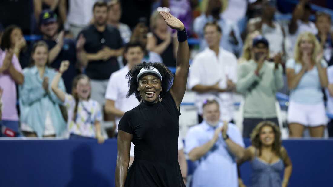 维纳斯·威廉姆斯（Venus Williams）在7月22日在华盛顿特区的穆巴达拉花旗DC公开赛第2天赢得了对佩顿·斯特恩斯（Peyton Stearns）的女子单场比赛后庆祝。
