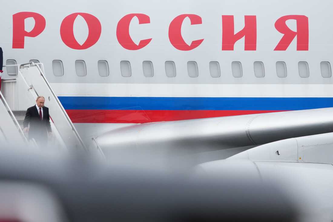 俄罗斯总统弗拉基米尔·普京（Vladimir Putin）到达联合基地Elmendorf-Richardson时离开飞机时走下台。