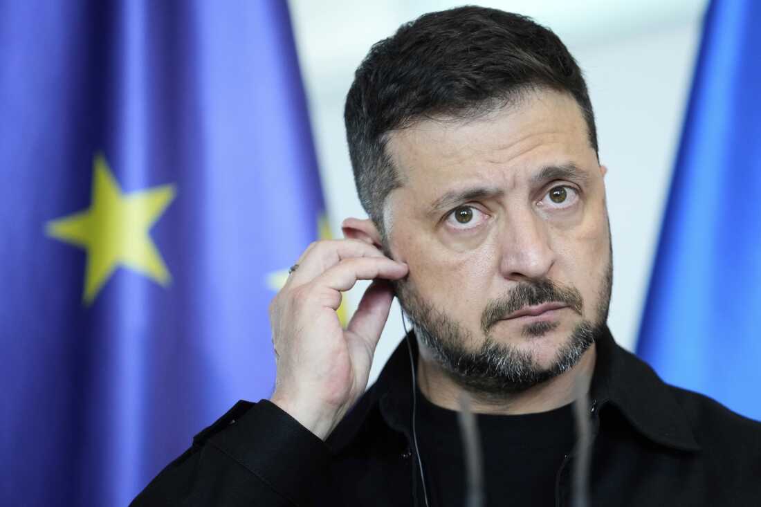 档案 - 乌克兰总统沃迪米尔·泽伦斯基（Volodymyr Zelenskyy）与德国总理弗里德里希·梅尔斯（Friedrich Merz）一起出现在2025年8月13日，星期三与德国柏林的欧洲和美国领导人进行会谈之后。