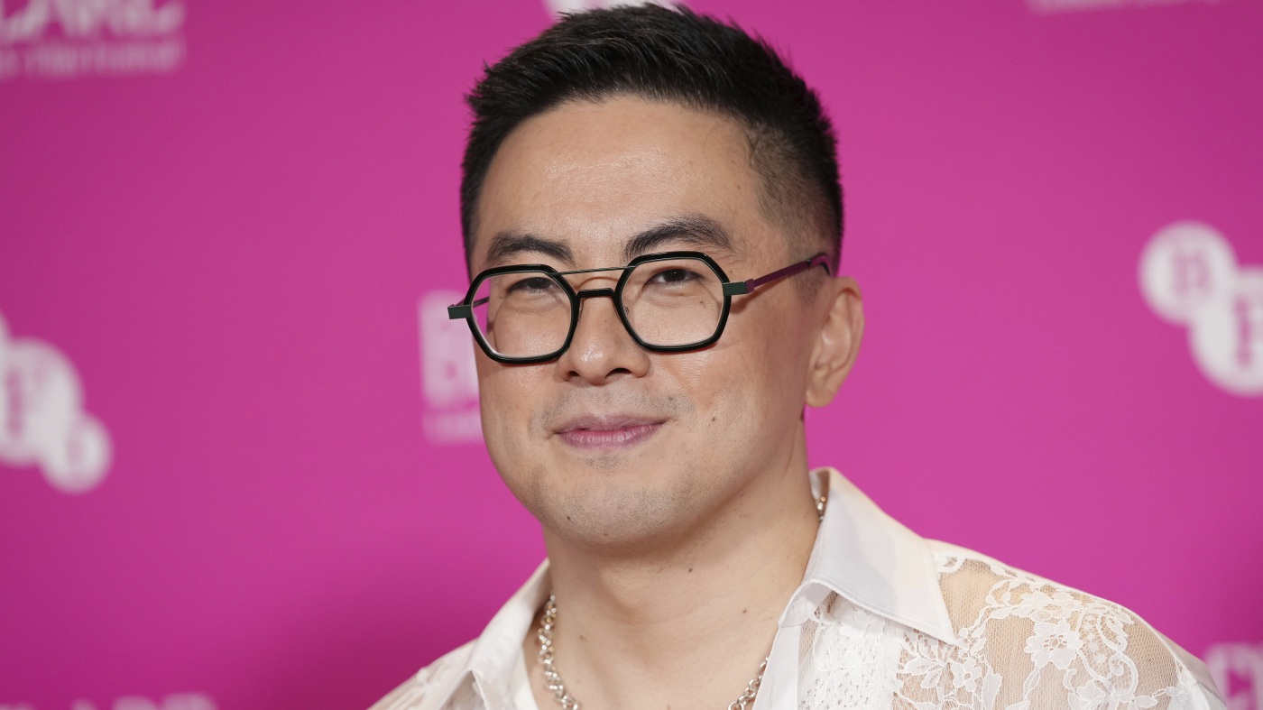 “ SNL” Castmember Bowen Yang在他的青年时代分享了一件“文化违禁品”