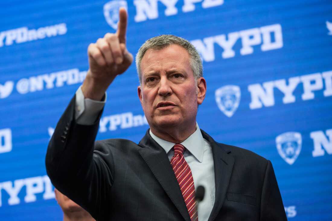 前纽约市市长比尔·德·布拉西奥（Bill de Blasio）在2015年12月29日在麦迪逊广场花园举行的新闻发布会上发表讲话。德布拉西奥（De Blasio）说，他的政策有助于降低犯罪，但承认很难通过共和党的批评并说服选民。